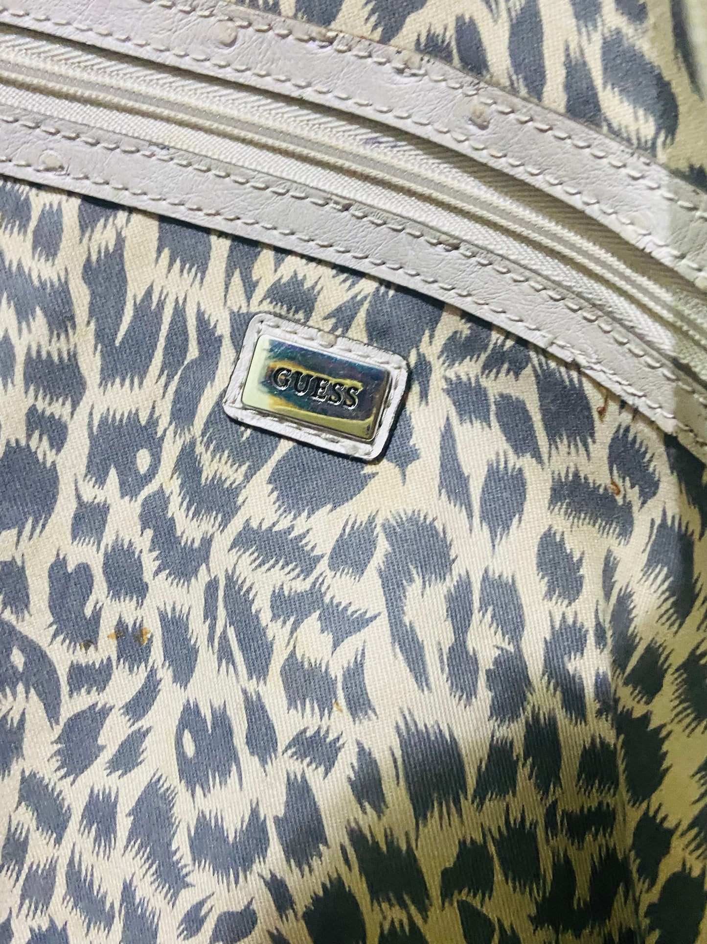 Guess cream logo tote bag