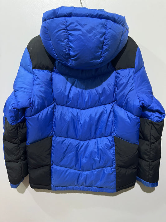 Guess puffer jacket is characterized by its vibrant puffer