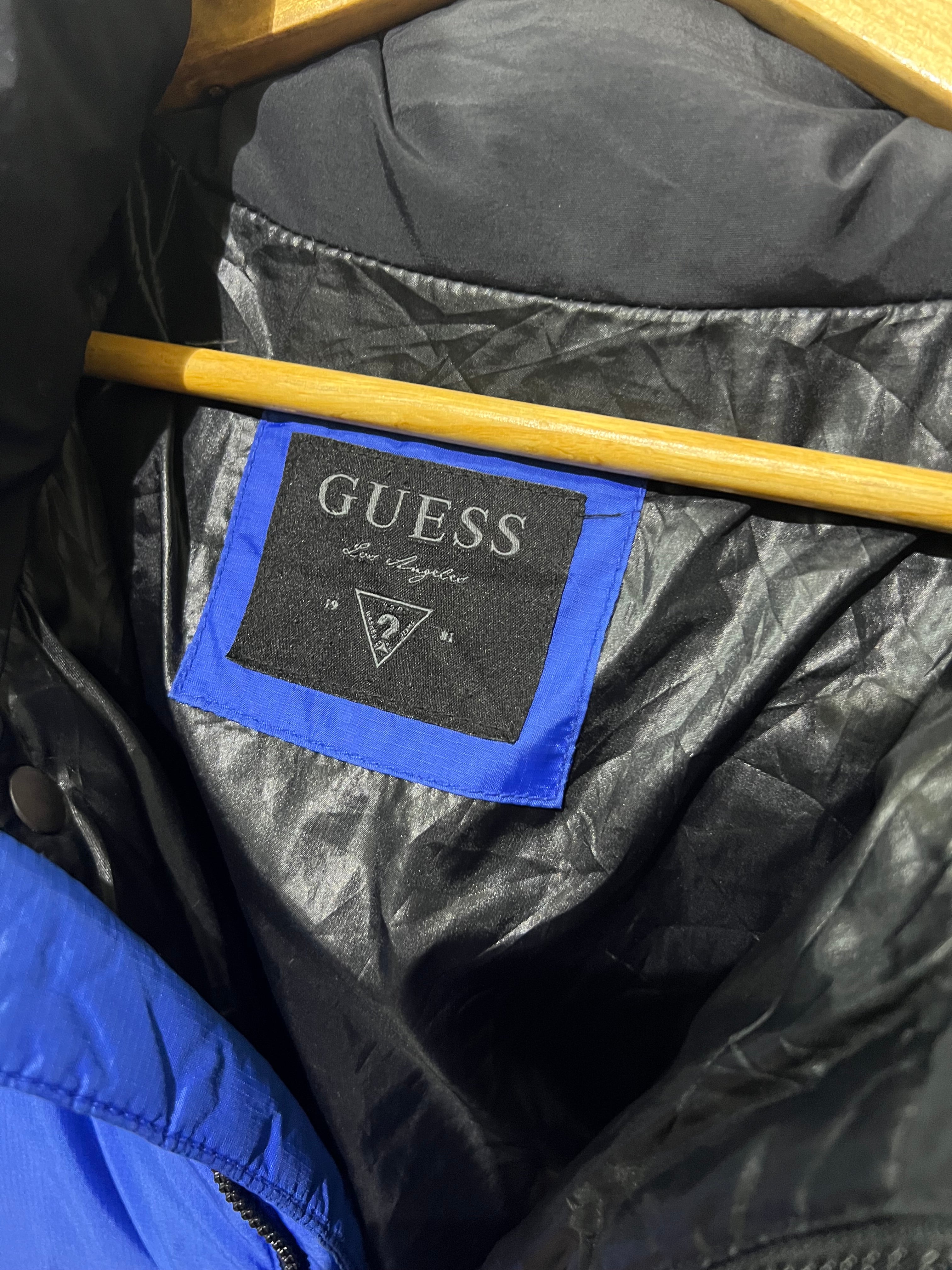 Guess puffer jacket is characterized by its vibrant puffer