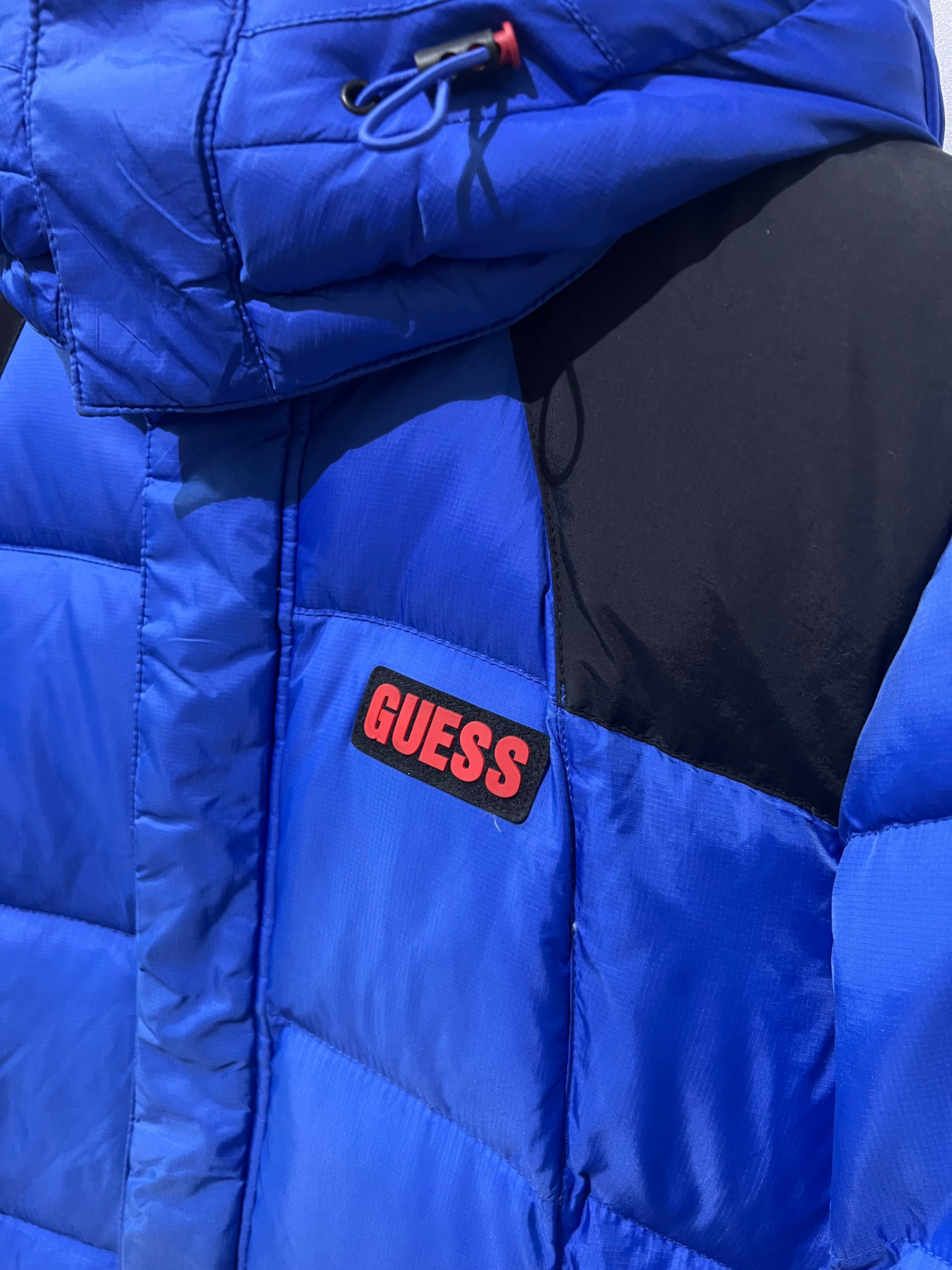 Guess puffer jacket is characterized by its vibrant puffer