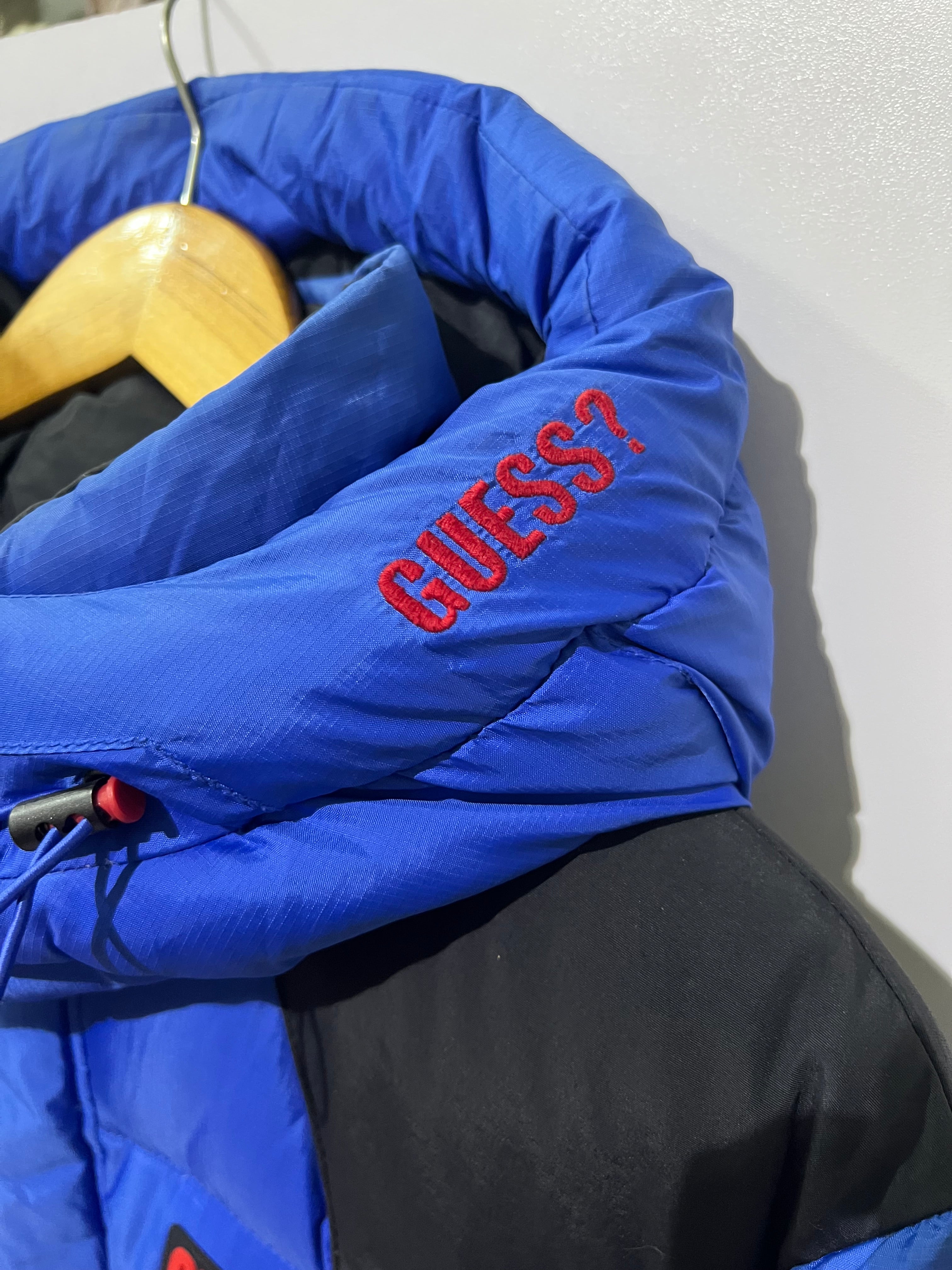 Guess puffer jacket is characterized by its vibrant puffer