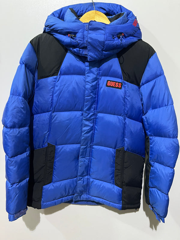 Guess puffer jacket is characterized by its vibrant puffer