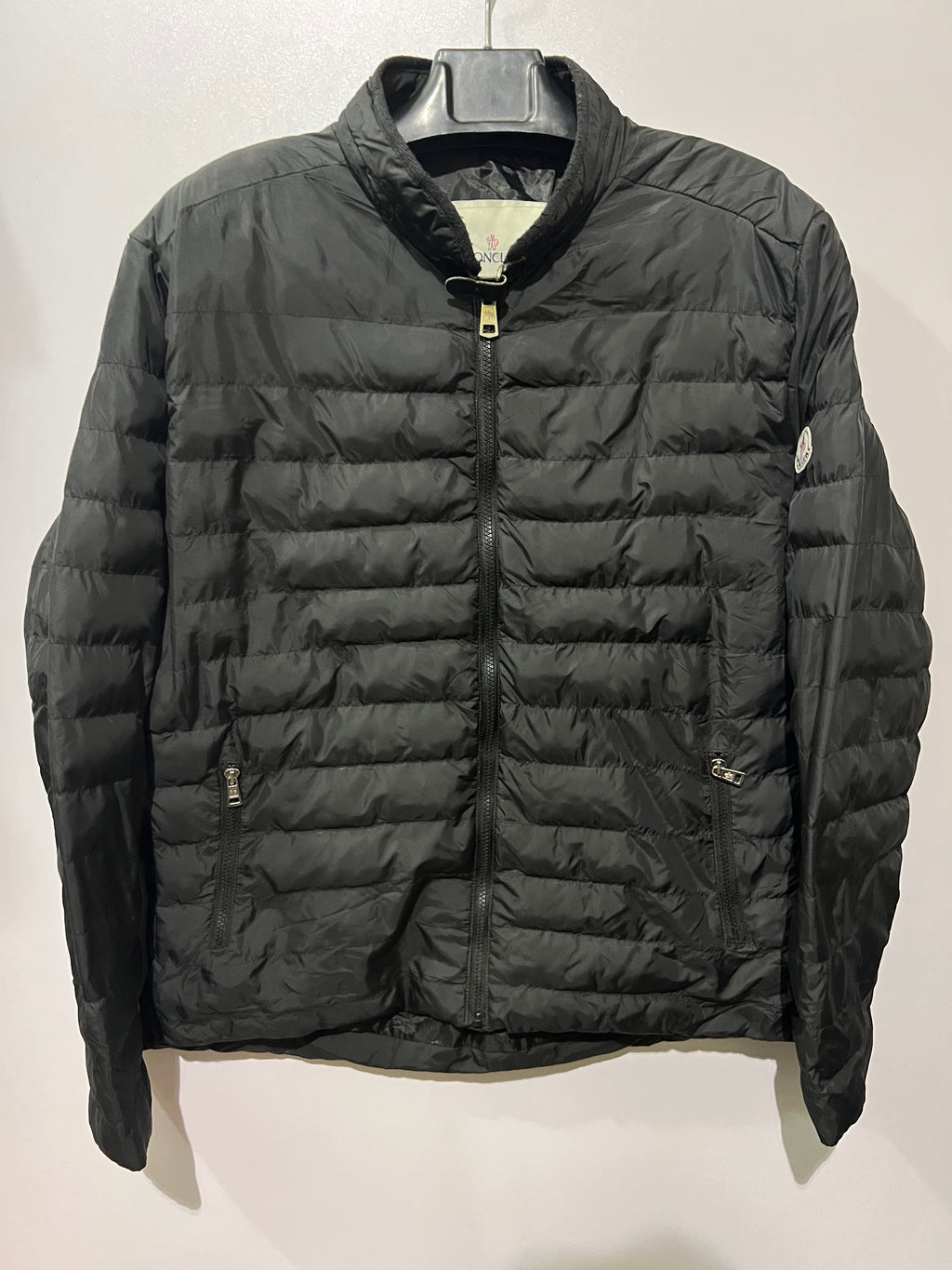 Moncler Hanriot puffer jacket featuring a black quilted