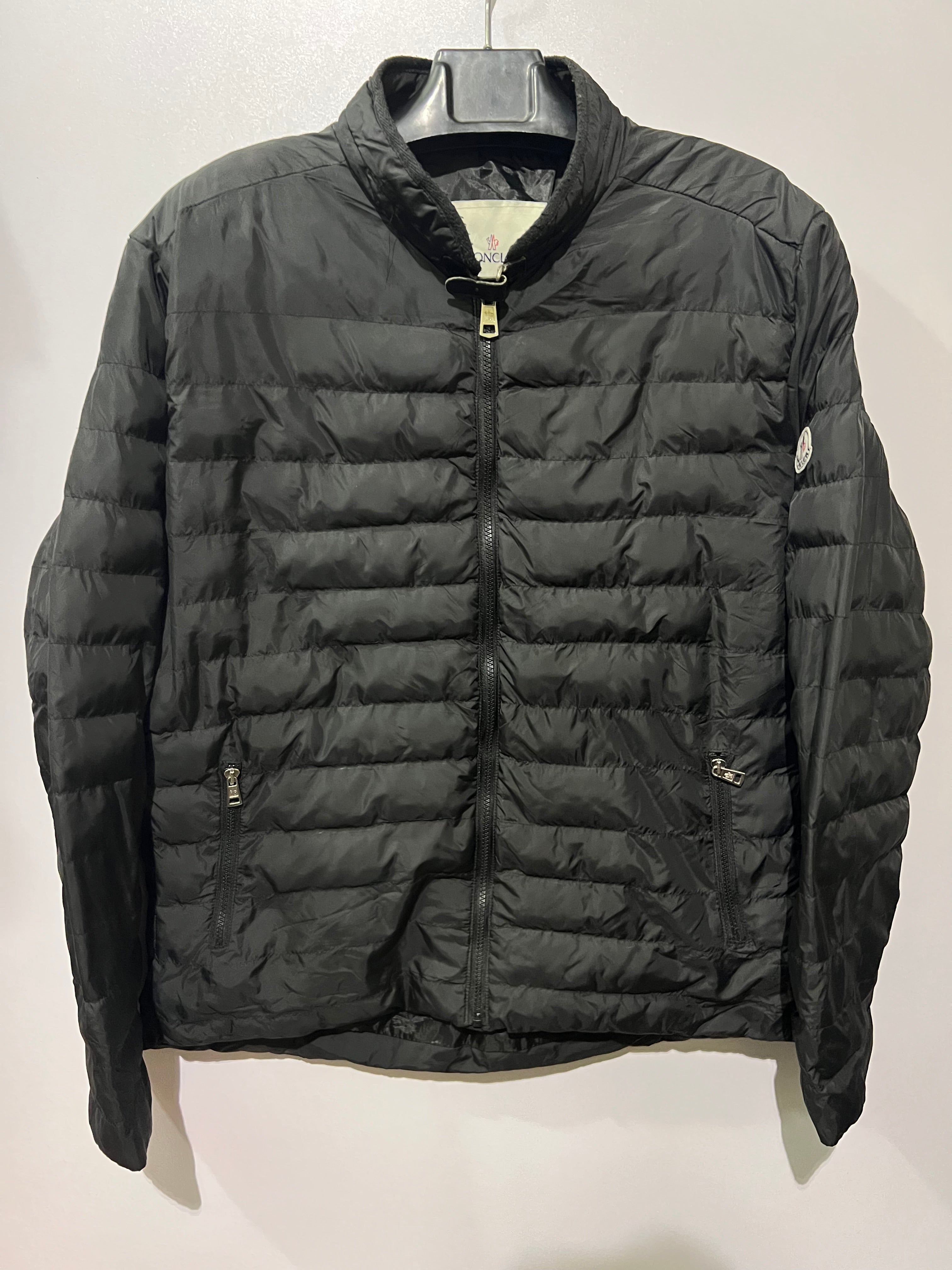 Moncler Hanriot puffer jacket featuring a black quilted
