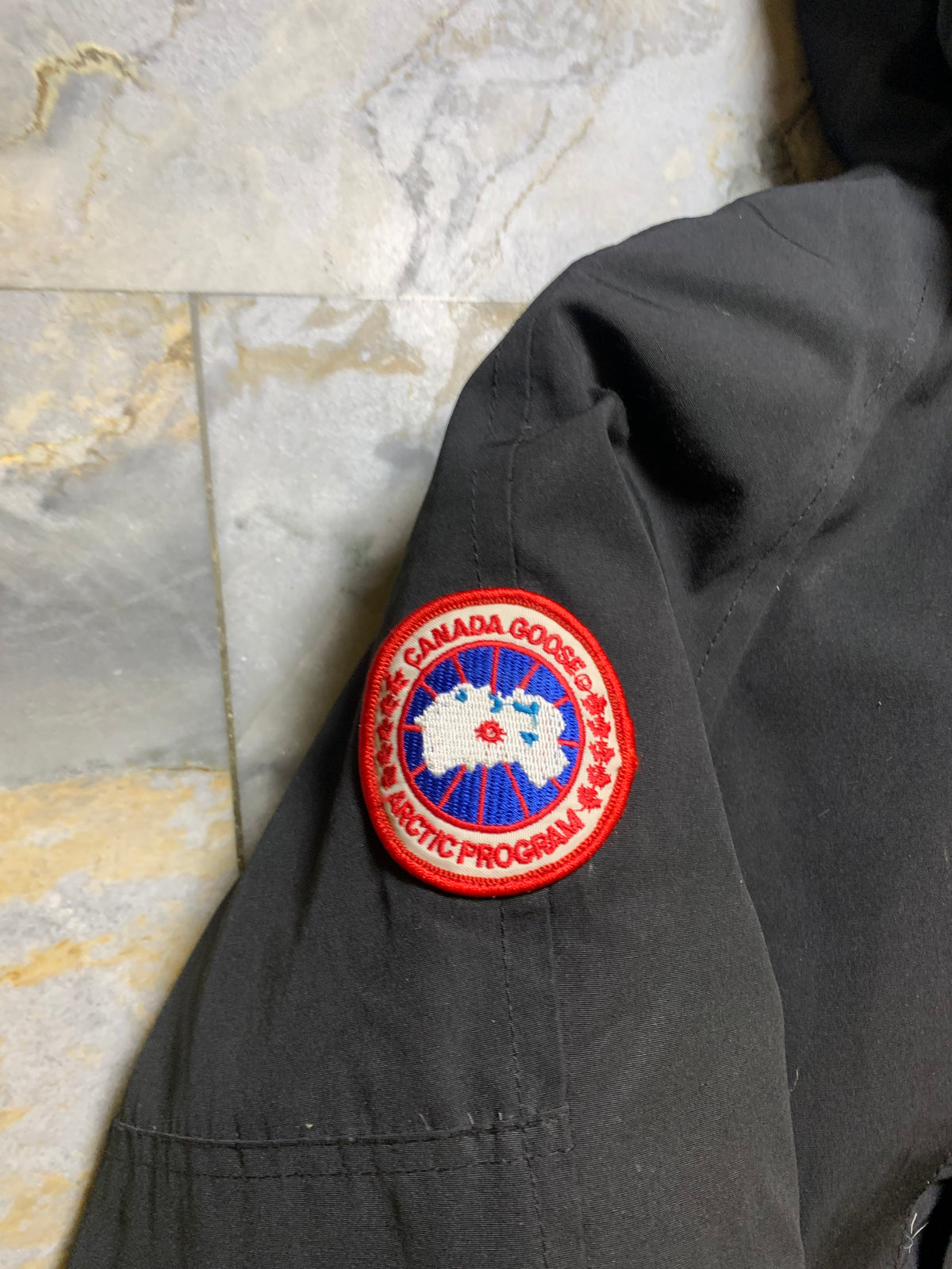 CANADA GOOSE SHORT BODY GOOSE DOWN FEATHER PARKA JACKET (MEDIUIM)