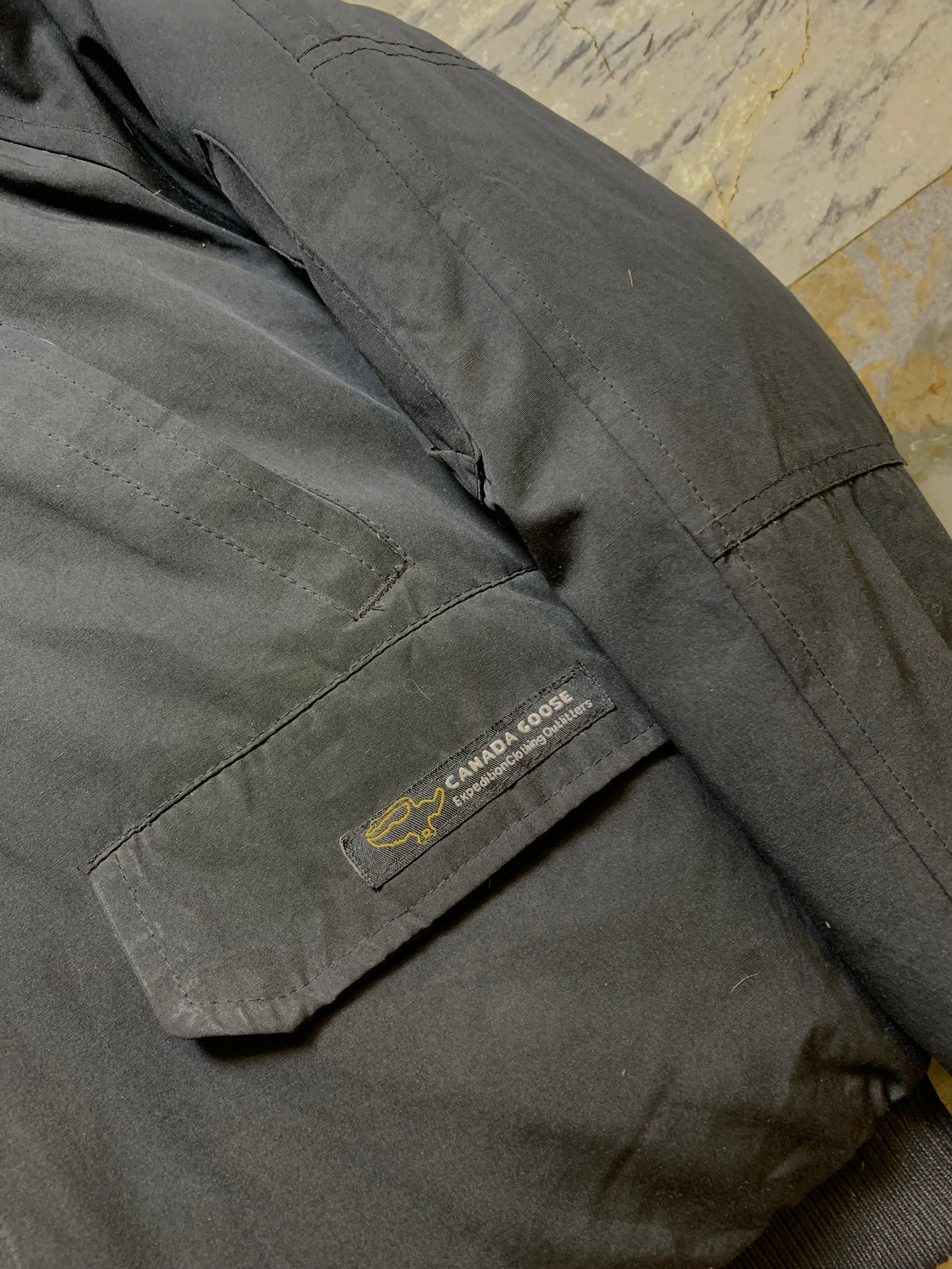 CANADA GOOSE SHORT BODY GOOSE DOWN FEATHER PARKA JACKET (MEDIUIM)